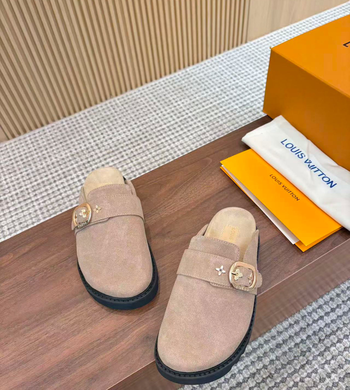 Lv leather slippers