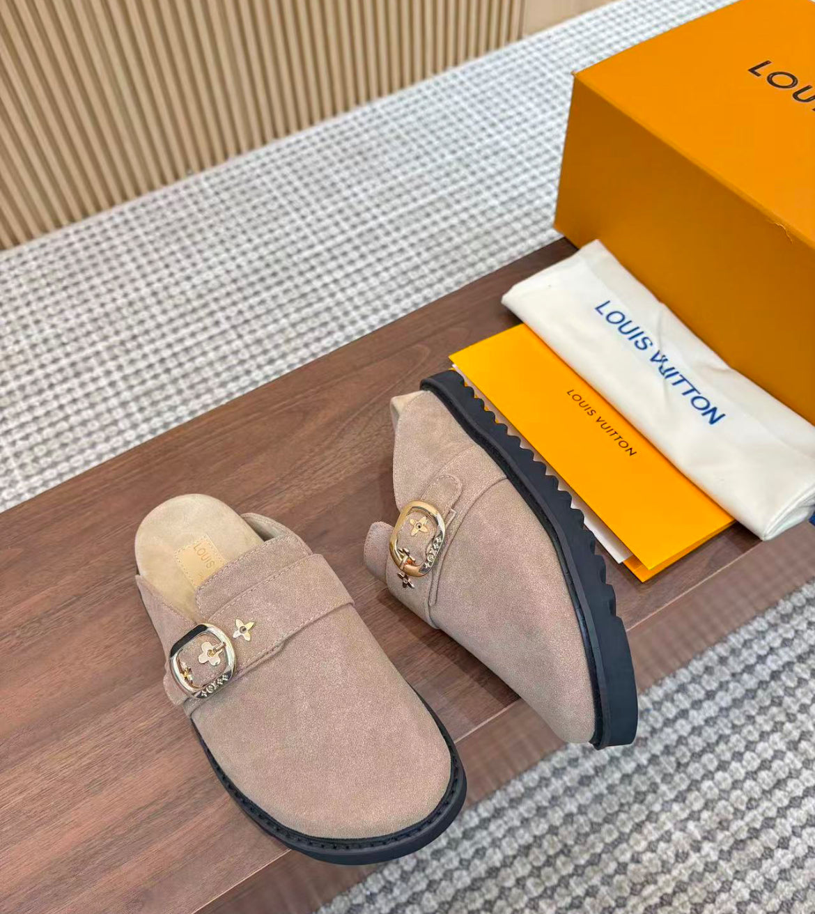 Lv leather slippers